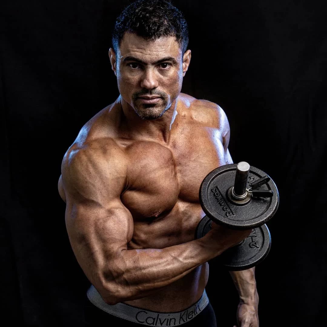 Coach de K FIT entrenando en el gimnasio